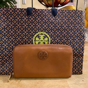 TORY BURCH ROBINSON ZIP CONTINENTAL WALLET
